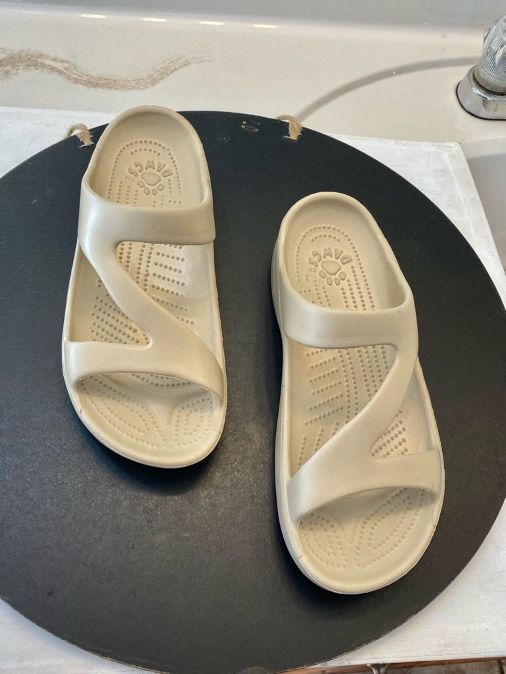 DAWGS Z Sandals women Size 7 great condition no wear or tear on body. Clean